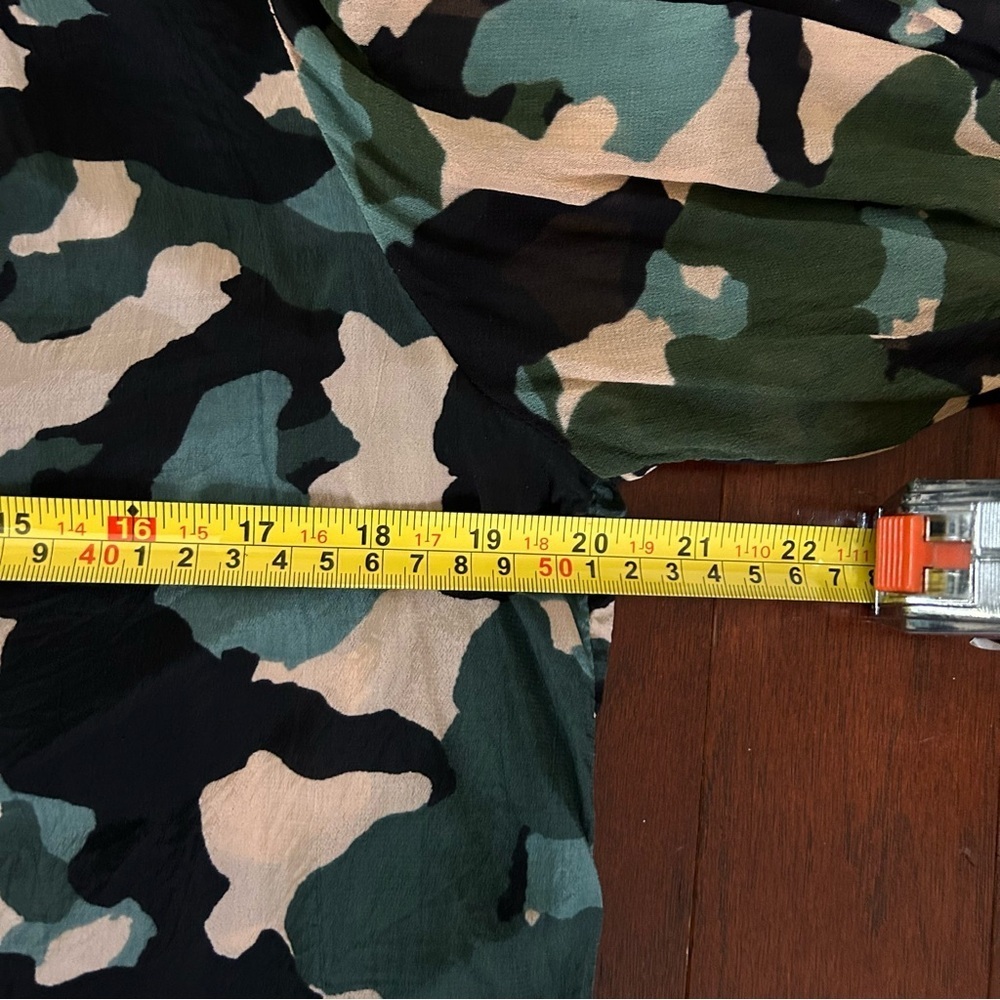 $198 Velvet by Graham & Spencer Vika Camo Print Blouse size M short sleeve - Picture 6 of 8